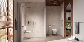 Ein modernes Badezimmer mit einer eleganten Dusche, einem WC und einem Fenster, das Tageslicht hereinlässt.