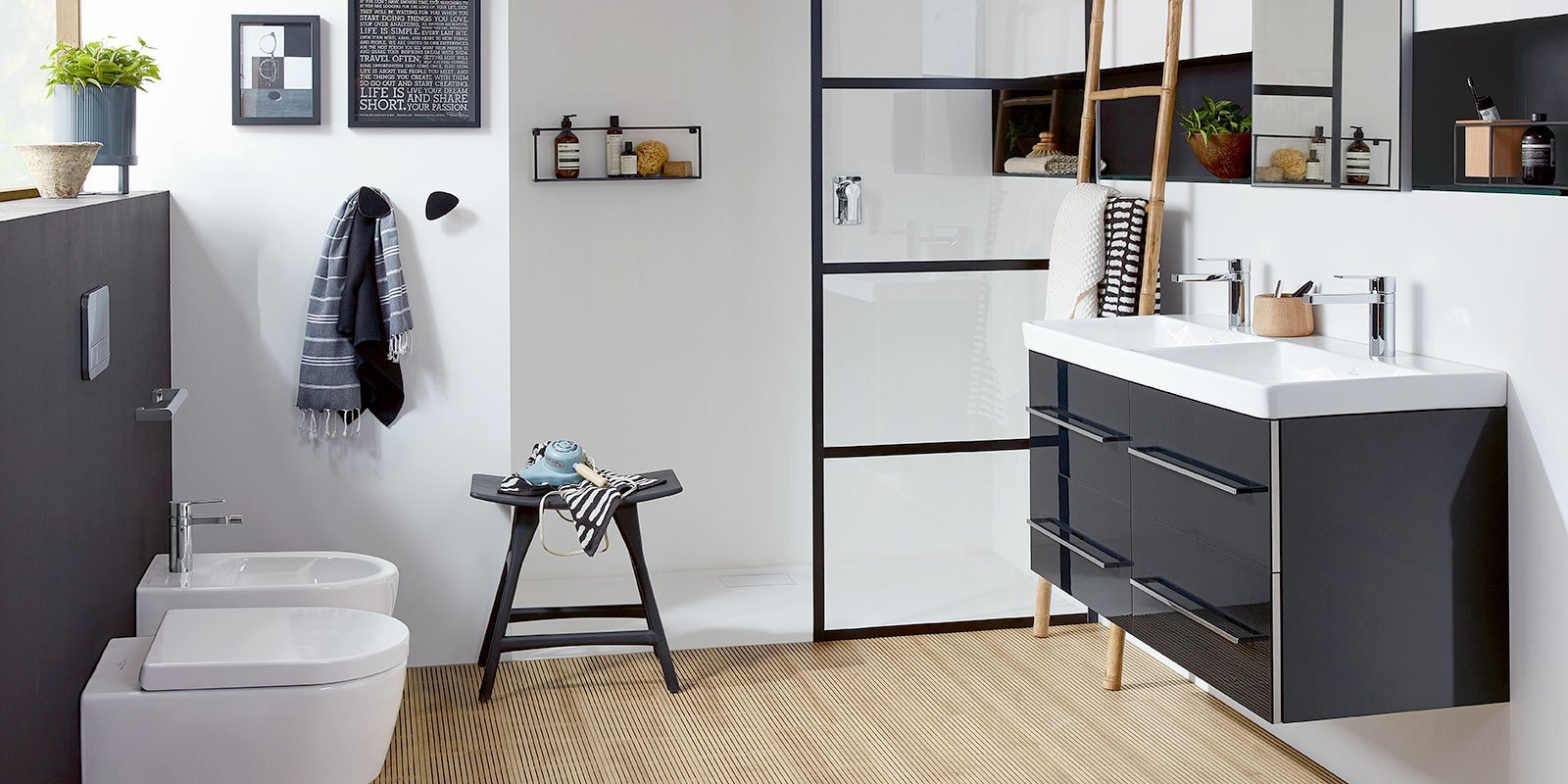 Ein modernes Badezimmer mit einem eleganten Waschbecken und einem großen Spiegel, umgeben von stilvollen Accessoires.