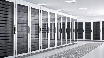 Moderne Serverräume mit hochentwickelter Technologie Ein Server Raum mit Kühlung