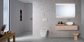 Ein modernes Badezimmer mit einer eleganten Holzkommode, einem runden Waschbecken und einem großen Spiegel über der Ablage.