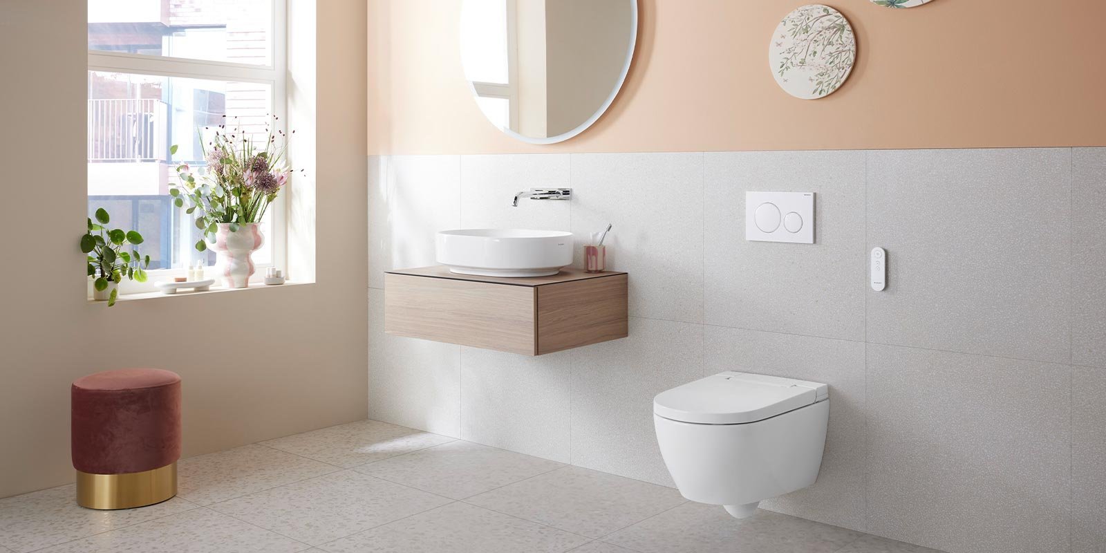 Ein modernes Badezimmer mit einer eleganten Wandspiegel und einem schlichten Waschbecken auf einem Holzregal.