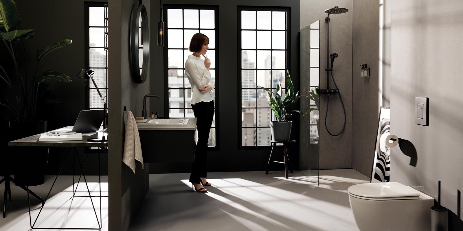 Eine Frau steht nachdenklich in einem modernen Badezimmer mit großen Fenstern und Blick auf die Stadt.