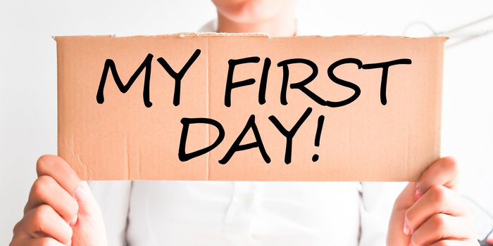 Mein erster Arbeitstag: Aufregung und Vorfreude Zwei Hände die ein stück Pappe hoch halten auf dem My First Day! steht