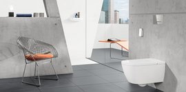 Eine Toilette mit einer Glasfront zum Balkon