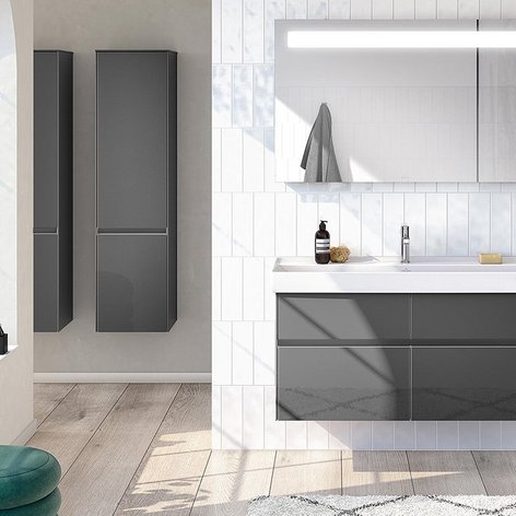 Der Waschbereich zeigt einen stilvollen Spiegel und eine schlichte Waschbeckenanlage mit minimalistischen Accessoires.